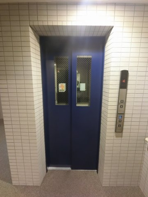 【その他共用部分】 | グローリオ横浜阪東橋マリス | お買い物時やベビーカーの出し入れに便利なエレベーター付です。