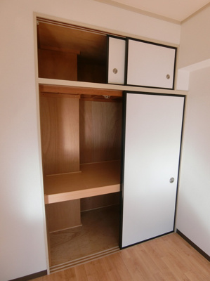【収納】 | マルゴハイツ　アン・トロワ・ドゥ | 洋室6帖のお部屋にある収納スペースです！高さのある収納スペースで荷物をたっぷり収納できます☆
