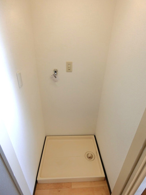 【設備】 | マルゴハイツ　アン・トロワ・ドゥ | トイレ横にある室内洗濯機置き場です♪防水パンが付いているので万が一の漏水にも安心です！