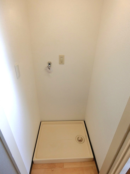 【設備】 | マルゴハイツ　アン・トロワ・ドゥ | トイレ横にある室内洗濯機置き場です♪防水パンが付いているので万が一の漏水にも安心です！
