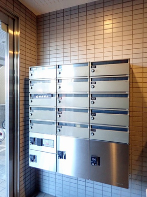 【エントランス】 | マルゴハイツ　アン・トロワ・ドゥ | 共用エントランスには宅配BOXがあるので荷物の受け取りもスムーズに♪再配達を依頼する手間が省けます☆