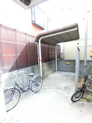 【その他共用部分】 | マルゴハイツ　アン・トロワ・ドゥ | 屋根付きの駐輪場で雨が降っても大切な自転車が濡れなくてすみますね♪駅まで自転車もおすすめです！