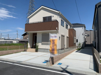 【外観】 | 建物外観　駐車場も並列2台可能　目の前に大きな公園もあります。