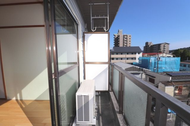 コーポ東久のバルコニー|落ち着いた時間を過ごせるバルコニーです