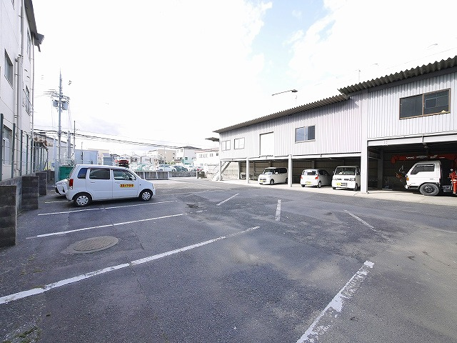 宅和建設ビルの駐車場