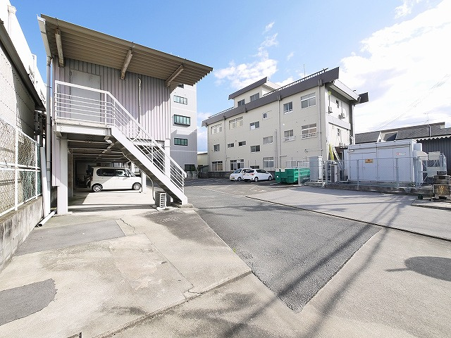 宅和建設ビルの駐車場