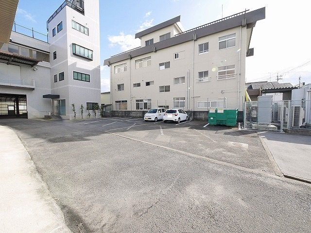 宅和建設ビルの駐車場
