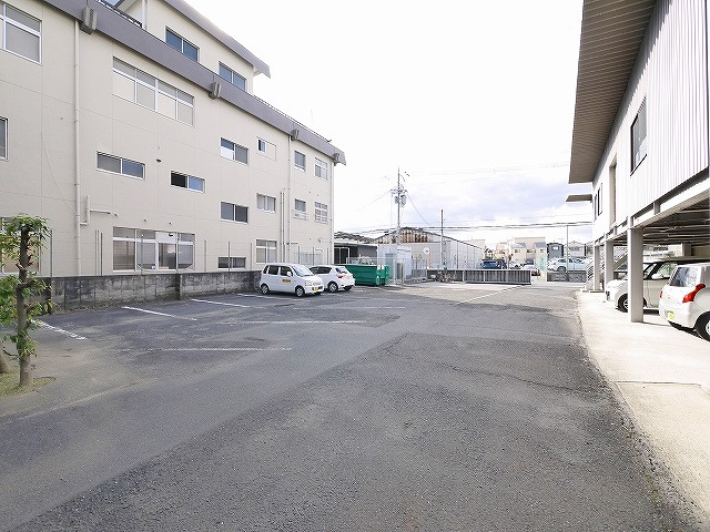 宅和建設ビルの駐車場