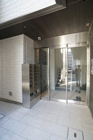 Urban　Kubrickのエントランス|高級感のあるエントランスにはオートドアがあります。