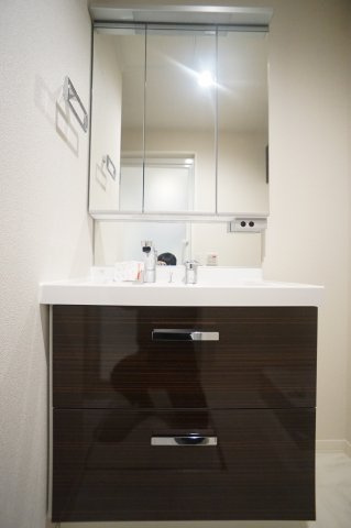 Urban　Kubrickの独立洗面台|3面鏡洗面台　鏡の裏は収納になっています。