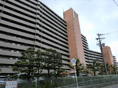 【外観】 | 千里ガーデンハイツ | 【現地写真】鉄骨鉄筋コンクリート造の
320戸の大型マンション♪
