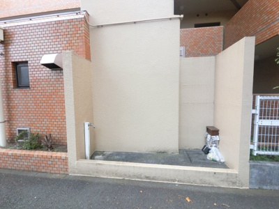 【その他共用部分】 | 上大岡ダイヤモンドマンション | ごみ置き場です。
敷地内にあるのでゴミ出し楽ちんです。