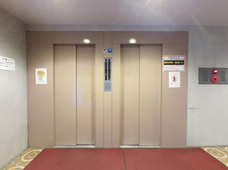 【その他共用部分】 | お買い物時やベビーカーの出し入れに便利なエレベーター付
混雑時にも便利なエレベーター2基付です。