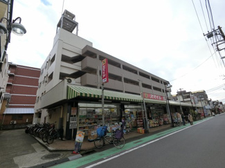 【外観】 | 4階最上階の角部屋、南向きにつき日当たり・通風良好です。
商店街の中にあり、お買物に便利な立地です♪