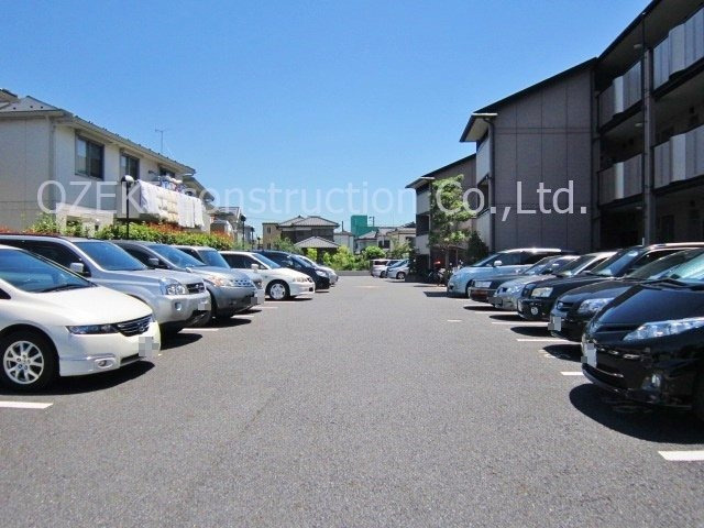 ロイヤルガーデンIの駐車場