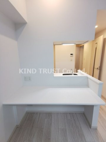 La Douceur天満の居間・リビング|ワイドカウンターです