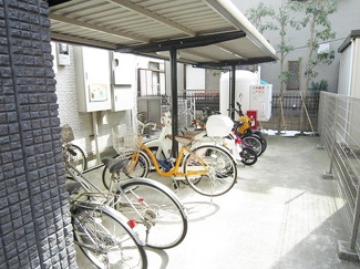 【その他共用部分】 | 屋根付きの駐輪場で雨が降っても大切な自転車が濡れなくてすみますね♪駅まで自転車もおすすめです！