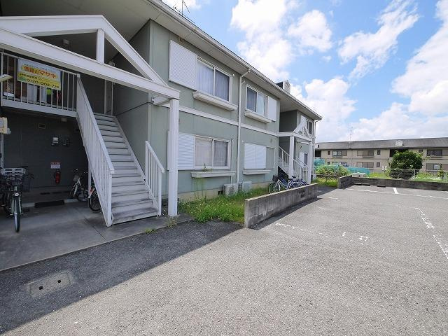 ラポールの駐車場|車をお持ちの方に嬉しい駐車場付きの物件です