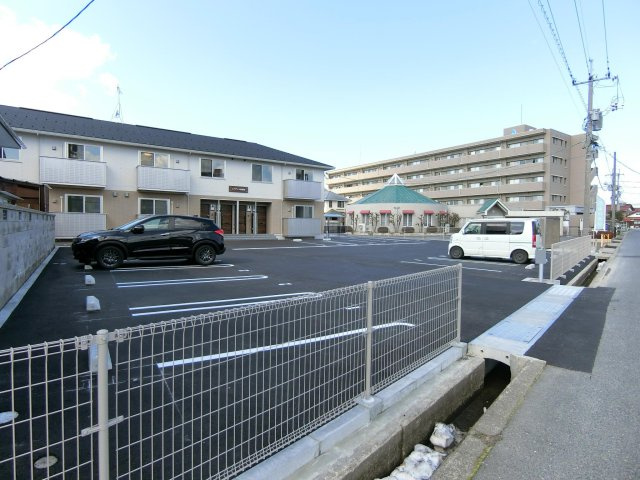 レジデンス東福原の駐車場