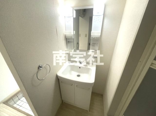 【洗面所】 | シャワー付き洗面台です