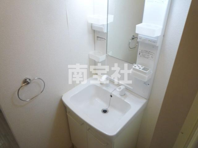 【洗面所】 | シャワー付き洗面台です