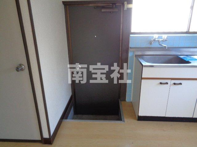 【玄関】 | キッチン横は玄関です