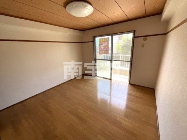 【洋室】 | 洗濯機置き場はベランダにあります！