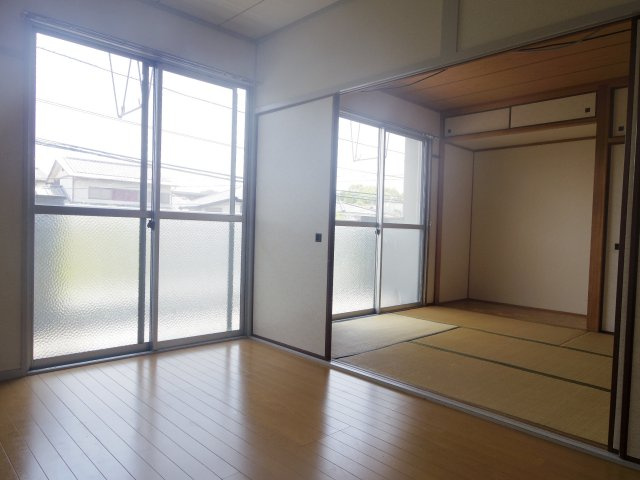 【居間・リビング】 | 洋間、和室６畳です