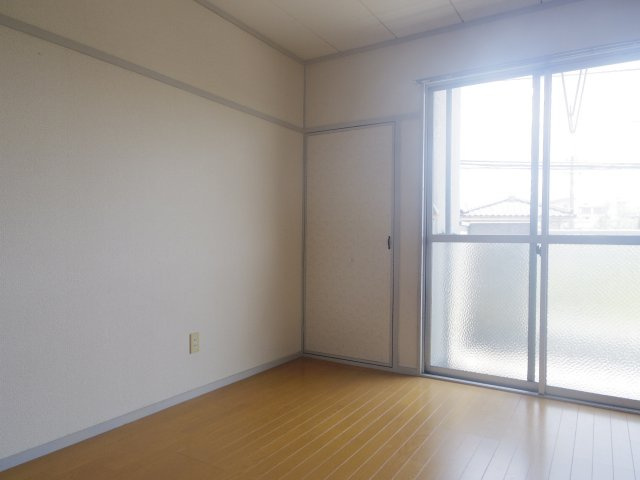 【洋室】 | 明るい印象の洋間です