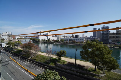 【展望】 | ライオンズマンション舟入中町 | 【借景に癒されるのがポイント！】
本物件では、なんと本川が借景にできるんです！
自宅のバルコニーから、四季の移り変わりを楽しめるなんて
都会で暮らしていることを忘れてしまいそう。