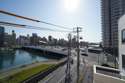 【展望】 | ライオンズマンション舟入中町 | こちらのバルコニーから夏は豊かな緑、本川の流れが望めます。
正面には住吉神社や宇品方面が広がり、花火大会も楽しめるかもしれません。
