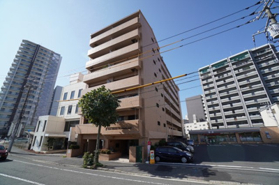 【外観】 | ライオンズマンション舟入中町 | 【耐震性】
耐震性の高さを判断するポイントは、
建築確認申請日が1981年6月1日以降の
新耐震基準に適合しているかどうか。
震度６程度の大地震でも
建物が崩壊しないレベルが基準になりました。