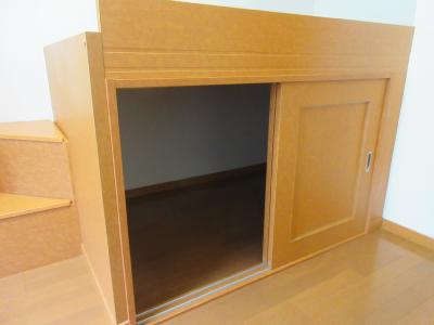プレジール春日（旧レオパレス西院）の収納|ベッド下段収納