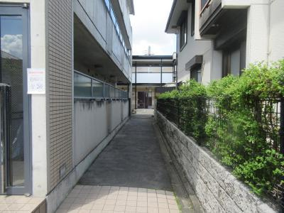 プレジール春日（旧レオパレス西院）のエントランス