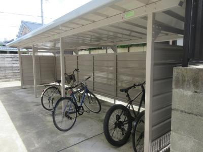 プレジール春日（旧レオパレス西院）の駐車場|駐輪場