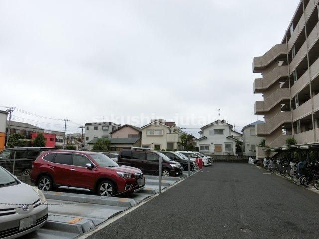 テゾーロ船橋ブライトレジデンス　の駐車場|テゾーロ船橋ブライトレジデンス　平成２４年建築　４階部分　南向きバルコニー　全居室６帖以上　床暖房　ペット飼育可　収納たっぷり　ウォークインクローゼット　シューズインクローゼット