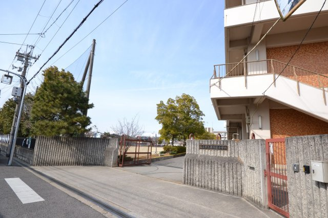 クロワールタウン東羽衣の周辺|東羽衣小学校　徒歩８分（約640ｍ）