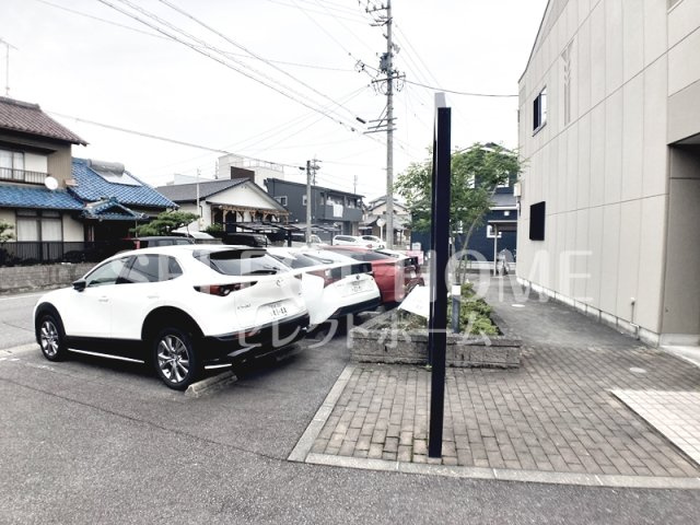 【駐車場】 | エクセルハイツ岡田 | 駐車場に車を止められます