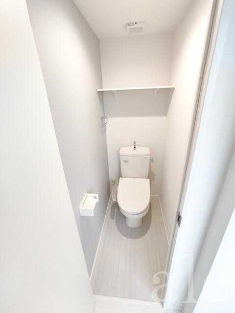 落ち着いた色調のトイレです