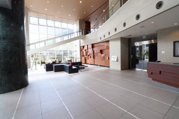 【その他共用部分】 | 【エントランスホール】2階吹き抜けになっているエントランスホールです！1階にオーナーズラウンジが。2階にはライブラリーコーナーや集会室、クッキングジムなどがございます☆