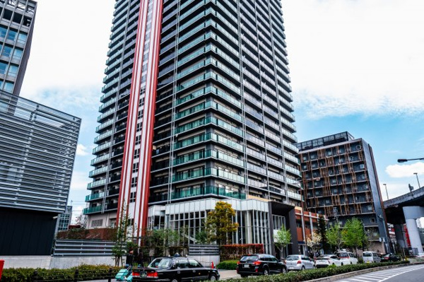 【外観】 | 【外観】レッドのスポーティなラインが特徴的なマンションです。各住戸の窓ガラスが、キラキラと陽のヒカリや街頭に反射してとてもきれいです♪