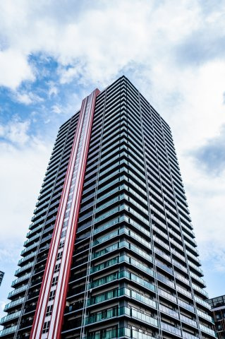 【外観】 | 【外観】レッドのスポーティなラインが特徴的なマンションです。各住戸の窓ガラスが、キラキラと陽のヒカリや街頭に反射してとてもきれいです♪