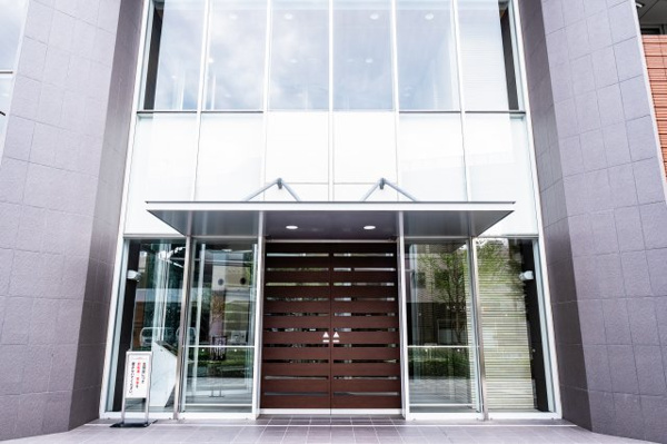 【外観】 | 【メイン出入口外観】こちらがマンションのメイン出入口です。