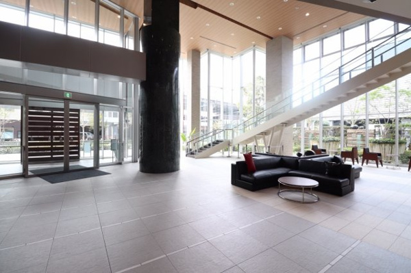 【その他共用部分】 | 【エントランスホール】2階吹き抜けになっているエントランスホールです！1階にオーナーズラウンジがございます。