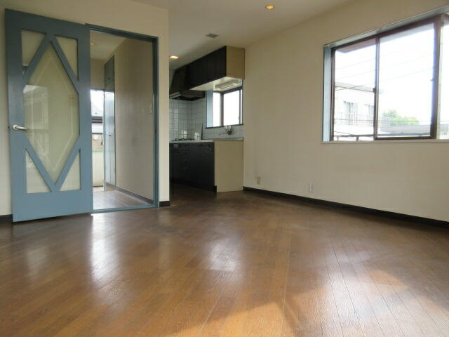 ブルーの建具がお洒落です。