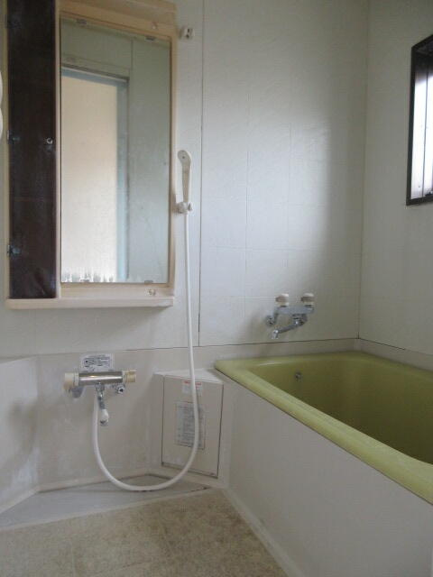 お風呂に窓有。