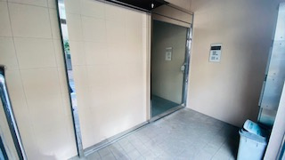 ザヴィラ表参道のエントランス|エントランスにはインターフォン設置。