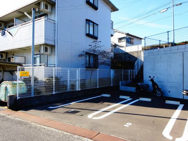 エスペラール・ミヤの駐車場