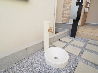 【外観】 | とっても河合らしい水道が玄関前に設置