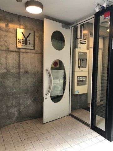 神田Y5ビルのエントランス